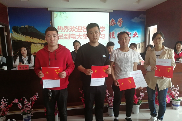 李树彪站长颁发了学位证书和优秀毕业生荣誉证书.